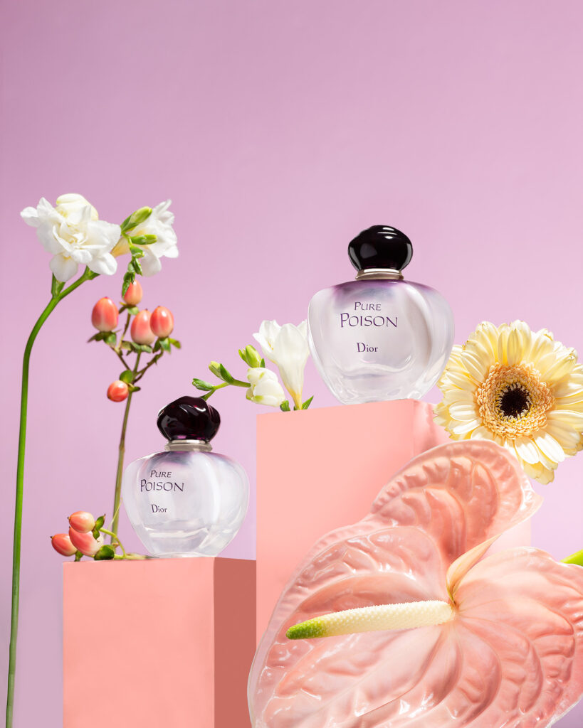 Kwiatowa aranżacja fortografia perfumow, fotografia i stylizacja produktowa